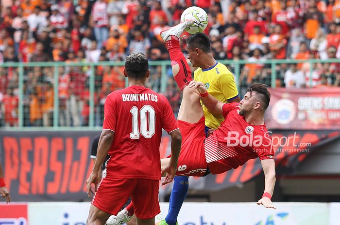 Penyerang Persija Jakarta, Marko Simic, saat ditempel oleh pemain 757 Kepri Jaya