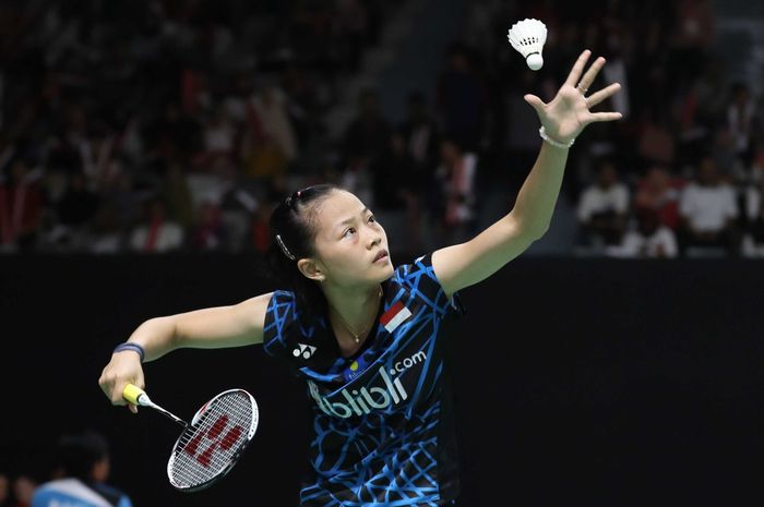 Pebulu tangkis tunggal putri Indonesia, Fitriani, melepas servis pada laga melawan Line Hojmark Kjaersfeldt (Denmark) pada babak kesatu Indonesia Masters 2019 di Istora Senayan, Jakarta, Rabu (23/1/2019).