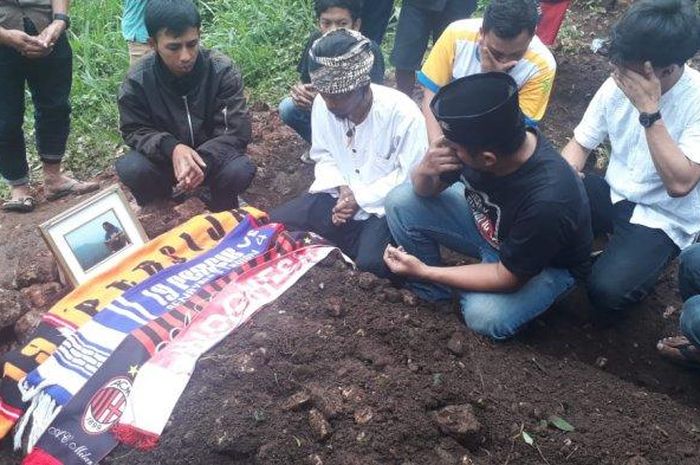 Makam Ronaldikin berselimut empat syal tim sepak bola berbeda.