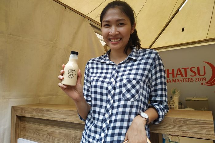 Mantan pebulu tangkis tunggal putri nasional, Linda Wenifanetri, berjualan minuman kopi di depan Istora Senayan, Jakarta, Rabu (23/1/2019).