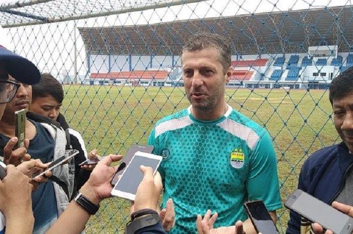 Pelatih Persib Bandung Miljan Radovic menyiapkan skuat dengan skema menekan 4-3-3.