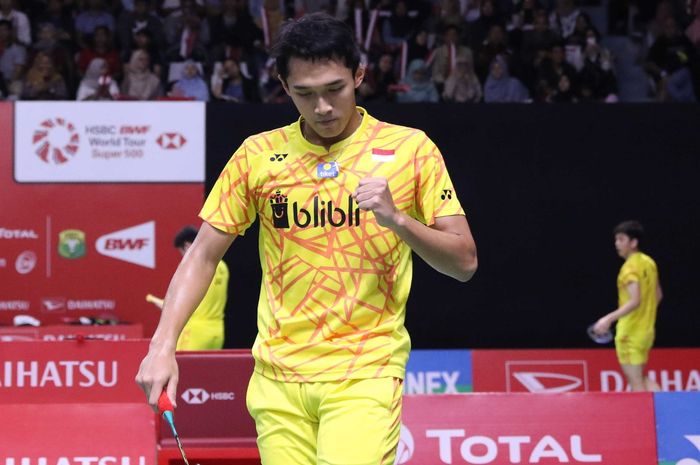 Pebulu tangkis tunggal putra Indonesia, Jonatan Christie, bereaksi setelah memastikan diri ke babak perempat final Indonesia Masters 2019 di Istora Senayan, Jakarta, Kamis (24/1/2019).