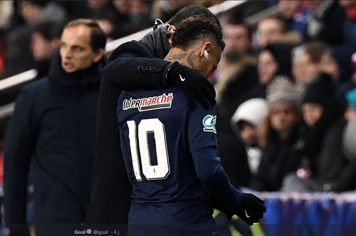 Striker Paris Saint-Germain, Neymar, keluar lapangan pertandingan dengan bersedih karena menderita cedera saat melawan Strasbourg dalam ajang Piala Prancis pada Kamis (24/1/2019) di Stadion Parc de Prince, Paris.