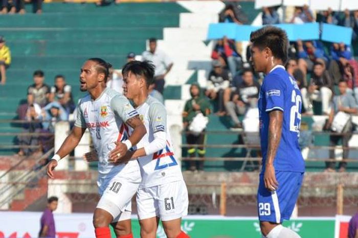Striker Maycon Calijuri (10) saat merayakan gol Shan United pada Liga Myanmar 2019.