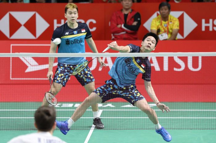 Pasangan ganda putra Indonesia, Marcus Fernaldi Gideon/Kevin Sanjaya Sukamuljo, mengembalikan kok ke arah Mark Lamsfuss/Marvin Emil Seidel (Jerman) pada babak pertama Indonesia Masters 2019 di Istora Senayan, Jakarta, Rabu (23/1/2019).