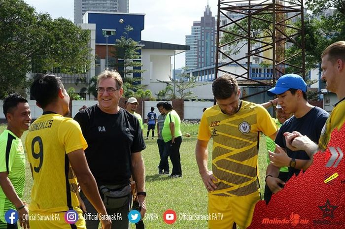 Pelatih Robert Rene Alberts (kaus hitam) berbincang dengan pemain Sarawak FA, Bobby Gonzales (9).