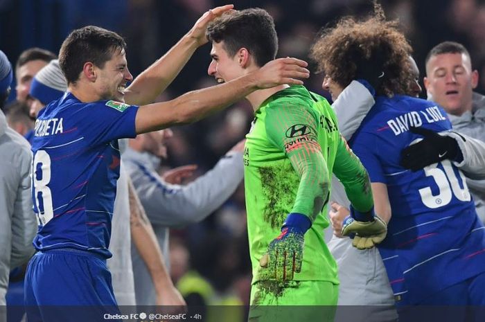 Trio Chelsea, Cesar Azpilicueta (kiri), Kepa Arrizabalaga (tengah), dan David Luiz (kanan), merayakan kemenangan atas Tottenham Hotspur dalam laga leg kedua semifinal Piala Liga Inggris di Stadion Stamford Bridge, London, Kamis (24/1/2019)