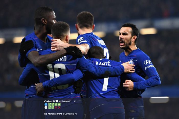 Pemain Chelsea merayakan kesuksesan mereka maju ke final Piala Liga Inggris setelah menaklukkan Tottenham Hotspur di Stamford Bridge, 24 Januari 2019.