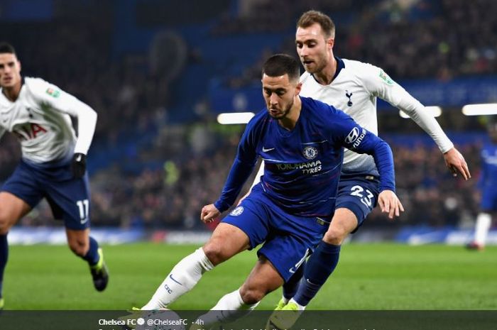 Penyerang Chelsea, Eden Hazard, berduel dengan gelandang Tottenham Hotspur Christian Eriksen, dalam 
