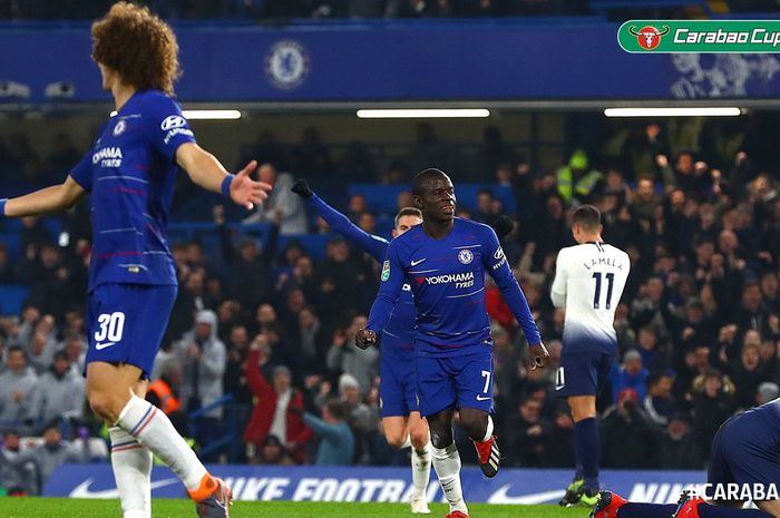 Gelandang Chelsea, N'Golo Kante (tengah), merayakan gol yang dicetak ke gawang Tottenham Hotspur dalam laga kedua semifinal Piala Liga Inggris di Stadion Stamford Bridge, London pada 24 Januari 2019.