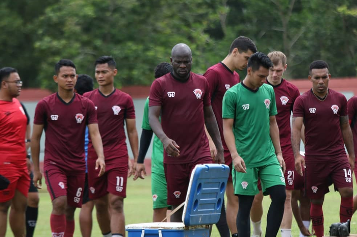 Pemain Kalteng Putra saat menjalani sesi latihan.