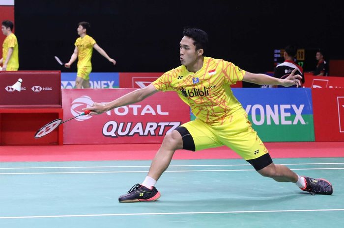 Pebulu tangkis tunggal putra nasional Indonesia, Jonatan Christie, saat bertanding melawan Shi Yuqi (China) pada babak kedua Indonesia Masters 2019 di Istora Senayan, Jakarta, Kamis (24/1/2019).