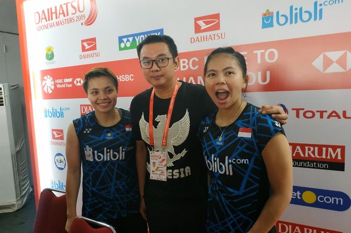 Pasangan ganda putri Indonesia, Greysia Polii (kanan) dan Apriyani Rahayu (kiri, berfoto dengan sang pelatih Eng Hian seusai laga perempat final Indonesia Masters 2019, di Istora Senayan, Jakarta, Jumat (25/1/2019).