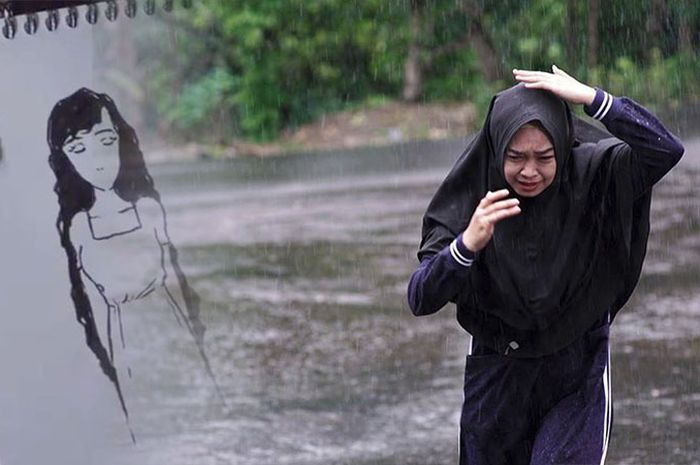 2 Hantu di Rumah Ria Ricis, Perempuan di Tangga dan di
