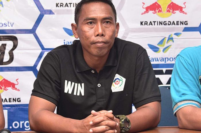 Pelatih Persiwa Wamena, Winaryo, saat sesi konferensi pers sebelum pertandingan melawan Persib Bandung pada babak 32 besar Piala Indonesia 2018, Sabtu (26/1/2019).