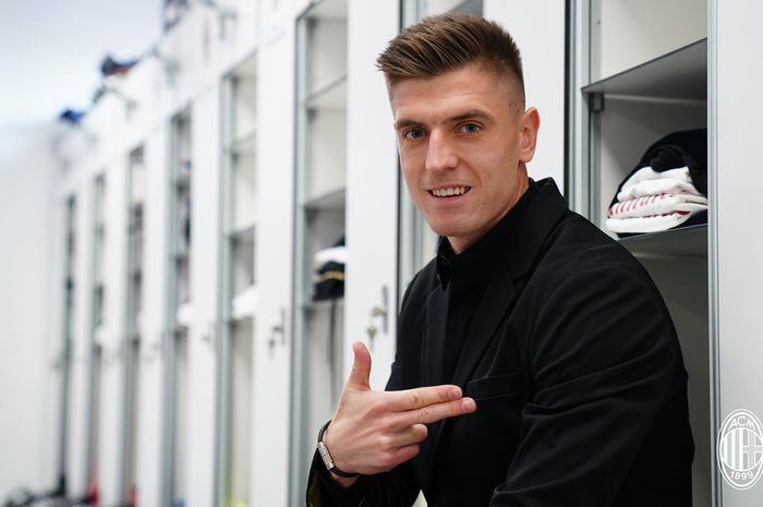 Penyerang baru AC Milan, Krzysztof Piatek, saat diperkenalkan pada 24 Januari 2019.