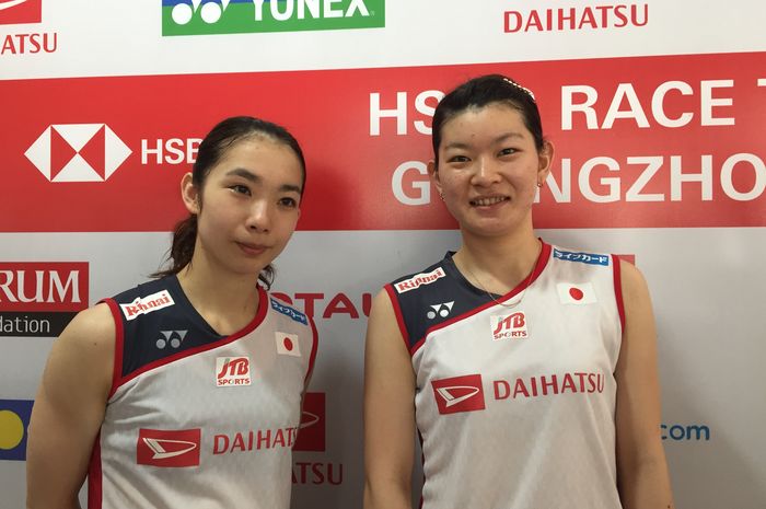 Pasangan ganda putri Jepang, Misaki Matsutomo dan Ayaka Takahashi, berpose usai bertanding pada semi.
