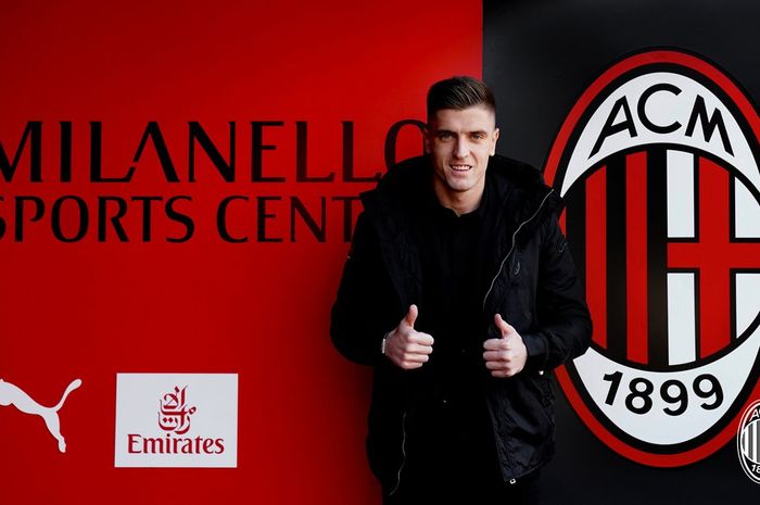 Penyerang AC Milan, Krzysztof Piatek, saat diperkenalkan sebagai pemain baru di tempat latihan tim.