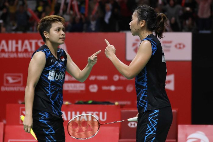 Pasangan ganda putri Indonesia, Greysia Polii/Apriyani Rahayu, bereaksi setelah memenangi poin atas Misaki Matsutomo/Ayaka Takahashi pada laga semifinal Indonesia Masters 2019 di Istora Senayan, Jakarta, Sabtu (26/1/2019).