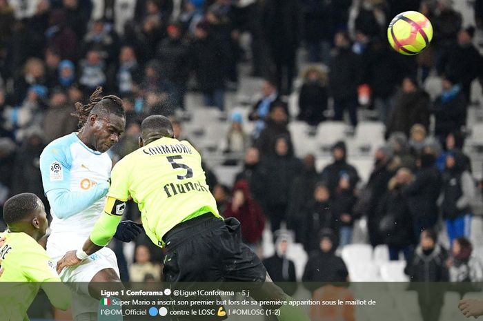 Striker Olympique Marseille, Mario Balotelli, menyundul bola yang berbuah gol ke gawang Lille dalam laga Liga Prancis pada Sabtu (26/1/2019) di Stadion Velodrome, Marseille.