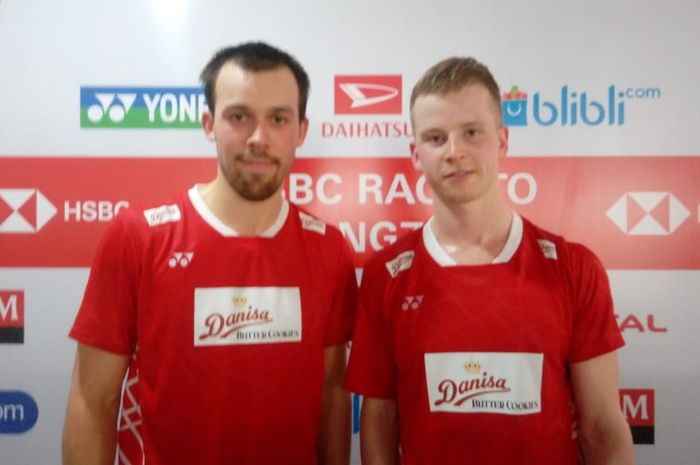 Pasangan ganda putra Denmark, Kim Astrup/Anders Skaarup Rasmussen, berpose di area mixed zone seusai