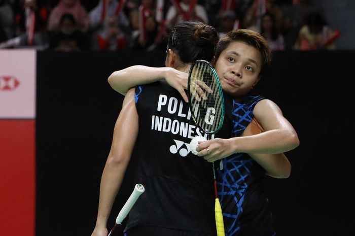 Pemain ganda putri Indonesia, Apriyani Rahayu, memeluk Greysia Polii pada laga semifinal Indonesia Masters 2019 di Istora Senayan, Jakarta, Sabtu (26/1/2019).