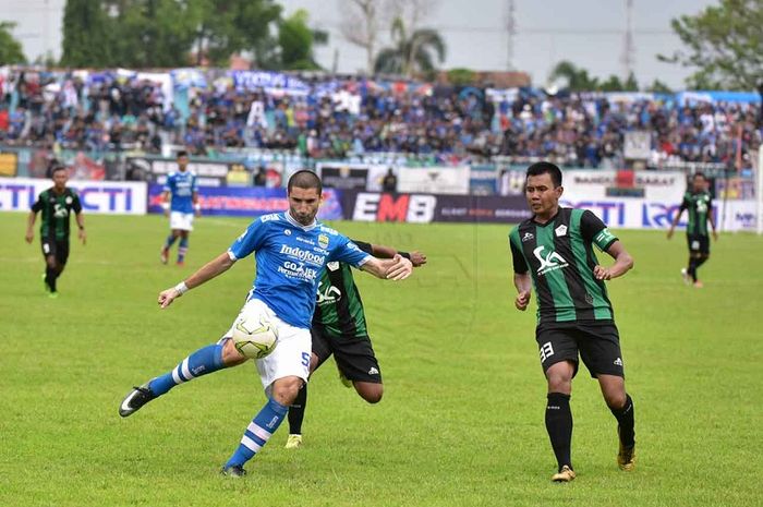 Pemain baru Persib Srdjan Lopicic (kiri) menendang bola saat menghadapi Persiwa Wamena di Stadion Wi