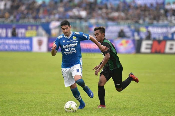 Esteban Vizcarra (kiri) debut bersama Persib Bandung pada leg pertama babak 32 besar Piala Indonesia kontra Persiwa Wamena di Stadion Wijaya Kusuma, Cilacap, Minggu (27/1/2019).