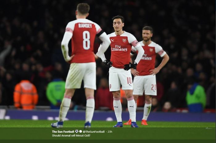 Masa depan Mesut Oezil (tengah) di Arsenal dikabarkan belum jelas.