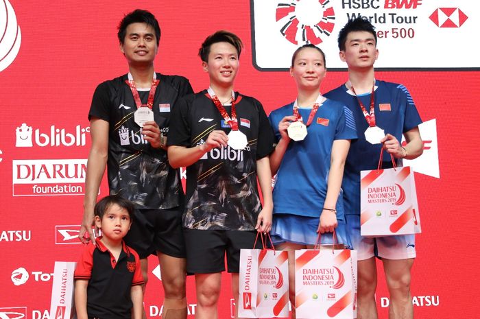 Pasangan ganda campuran Indonesia, Tontowi Ahmad/Liliyana Natsir berpose di podium bersama Zheng Siwei/Huang Yaqiong (China) setelah final Indonesia Masters 2019 di Istora Senayan, Jakarta, Minggu (27/1/2019).