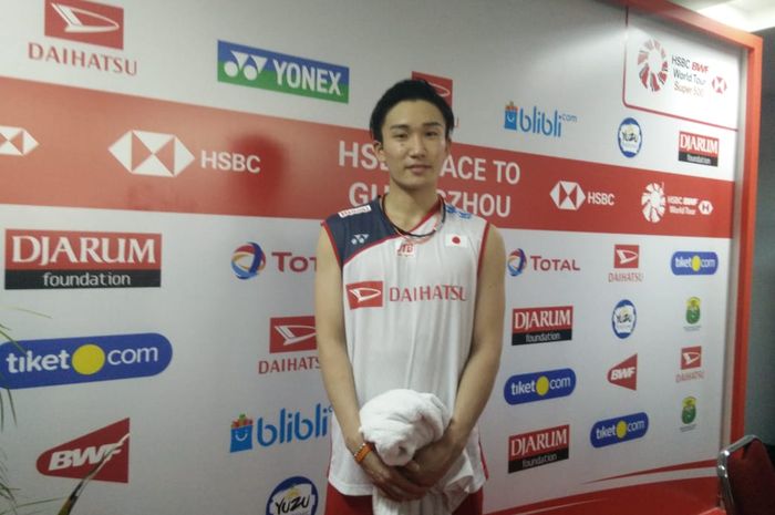 Pebulu tangkis tunggal putra Jepang, Kento Momota, berpose setelah menjalani final Indonesia Masters