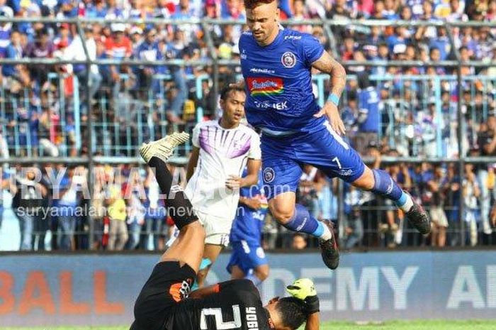 Aksi Robert Lima Guimares atau Robert Gladiator saat Arema FC menghadapi Persita Tangerang, Sabtu (26/1/2019)