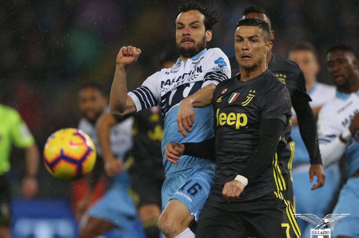Gelandang Lazio, Marco Parolo, berduel dengan penyerang Juventus, Cristiano Ronaldo, dalam laga pekan ke-21 Liga Italia, Minggu (27/1/2019)