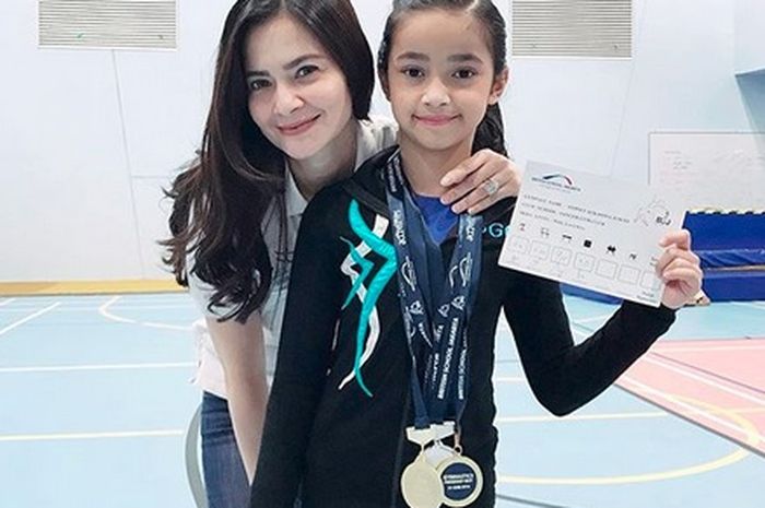 Cut Tari dan anaknya