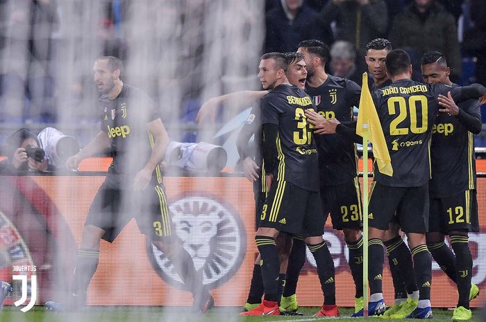 Pemain Juventus merayakan kemenangan atas Lazio dalam laga giornata ke-21 Liga Italia di Stadion Oli