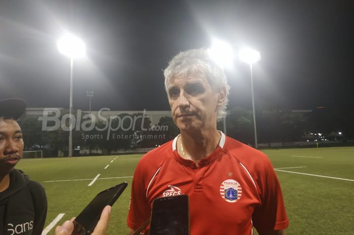 Pelatih Persija Jakarta, Ivan Kolev menjawab pertanyaan wartawan di Lapangan Rugby, Senayan, Jakarta, Senin (28/1/2019).
