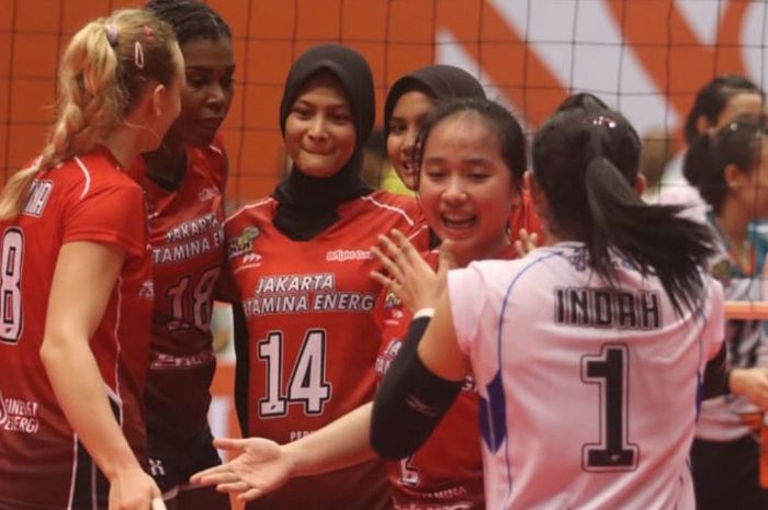 Ekspresi para pemain tim putri Jakarta Pertamina Energi saat menjalani pertandingan Proliga 2019 kontra Jakarta BNI 46 di GOR Sritex Arena, Minggu (27/1/2019)