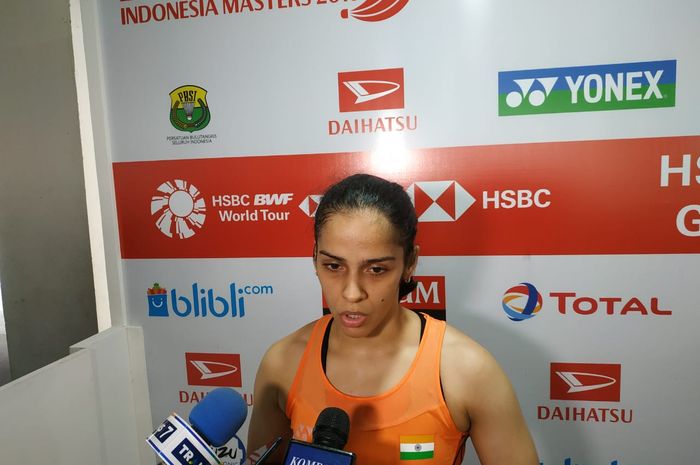 Pebulu tangkis tunggal putri India, Saina Nehwal, diwawancarai para awak media usai laga final Indon