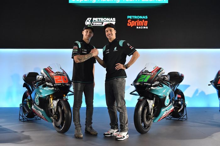 Fabio Quartararo dan Franco Morbidelli saat menjalani peresmian tim Petronas Yamaha SRT untuk MotoGP 2019 di Kuala Lumpur, Malaysia, Senin (28/1/2019).
