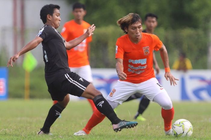 Aksi gelandang Borneo FC, Asri Akbar (kanan) mencoba melewati hadangan pemain PS Mojokerto Putra pada laga 32 besar Piala Indoensia 2018, Selasa (29/1/2019). 