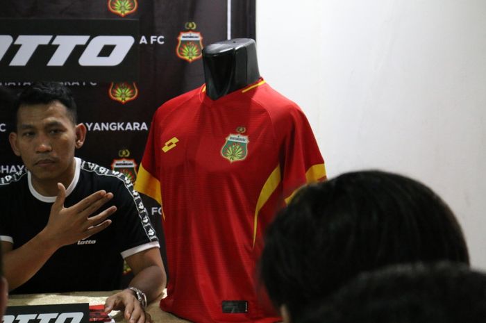 Jersey ketiga Bhayangkara FC dengan apparel Lotto.