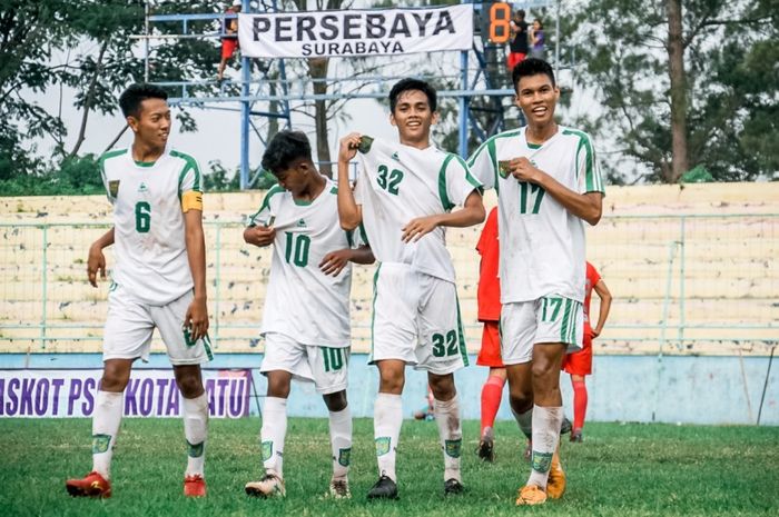 Selebrasi pemain Persebaya U-17 seusai mengalahkan Perseban U-17 pada babak nasional Piala Soeratin U-17, Selasa (29/1/2019).