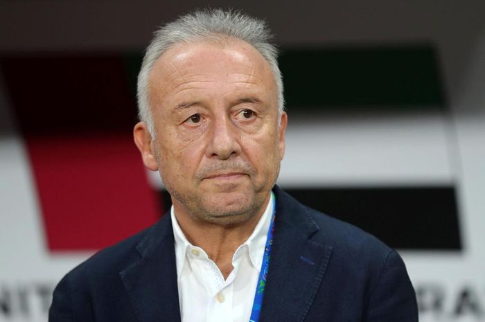 Pelatih timnas UEA, Alberto Zaccheroni, saat laga semifinal Piala Asia 2019 melawan Qatar pada hari Selasa (29/1/2019).