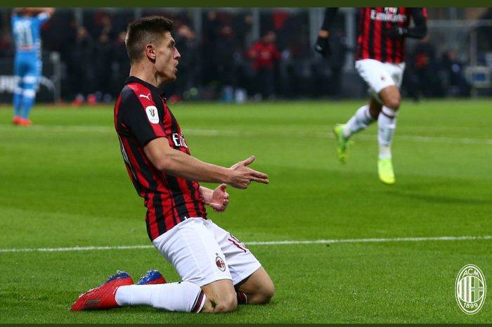 Penyerang AC Milan, Krzysztof Piatek, merayakan golnya ke gawang Napoli di Coppa Italia.