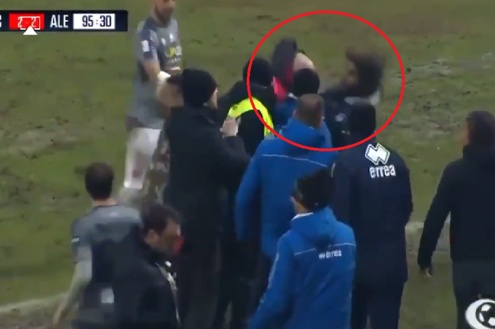 Pelatih Lucchese, Giancarlo Favarin, bertindak brutal dengan menanduk asisten pelatih Alessandria, Gaetano Mancino, saat kedua tim asuhan mereka bertanding di Liga Italia Serie C pada Minggu (27/1/2019) di Stadion Porta Elisa, Lucca.