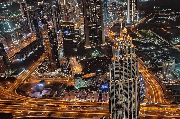 Mengabadikan Dubai dari lantai 122 dengan fitur Night Mode Oppo R17 Pro.