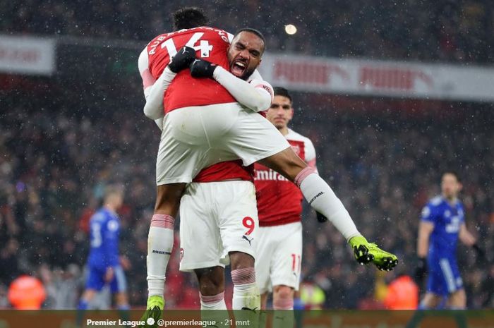 Striker Arsenal, Alexandre Lacazette, menggendong Pierre-Emerick Aubameyang, usai mencetak gol ke gawang Cardiff City dalam ajang Liga Inggris pada Rabu (30/1/2019) di Stadion Emirates, London.