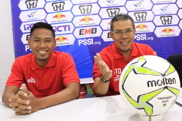 Bek kiri dan Asisten pelatih Persija Jakarta, Tony Sucipto serta Mustaqim dalam jumpa pers sebelum laga kontra 757 Kepri Jaya, Rabu (30/1/2019).