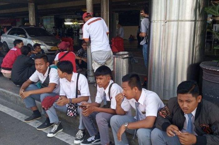 The Jak Mania yang masih duduk di bangku sekolah saat menanti kedatangan Persija Jakarta di Bandara Hang Nadim, Batam, Selasa (29/1/2019).