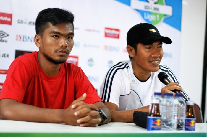 Pemain dan pelatih PSBL Langsa, Fajrullah serta Hendra Saputra dalam jumpa pers di ruang media, Kamis (31/1/2019).